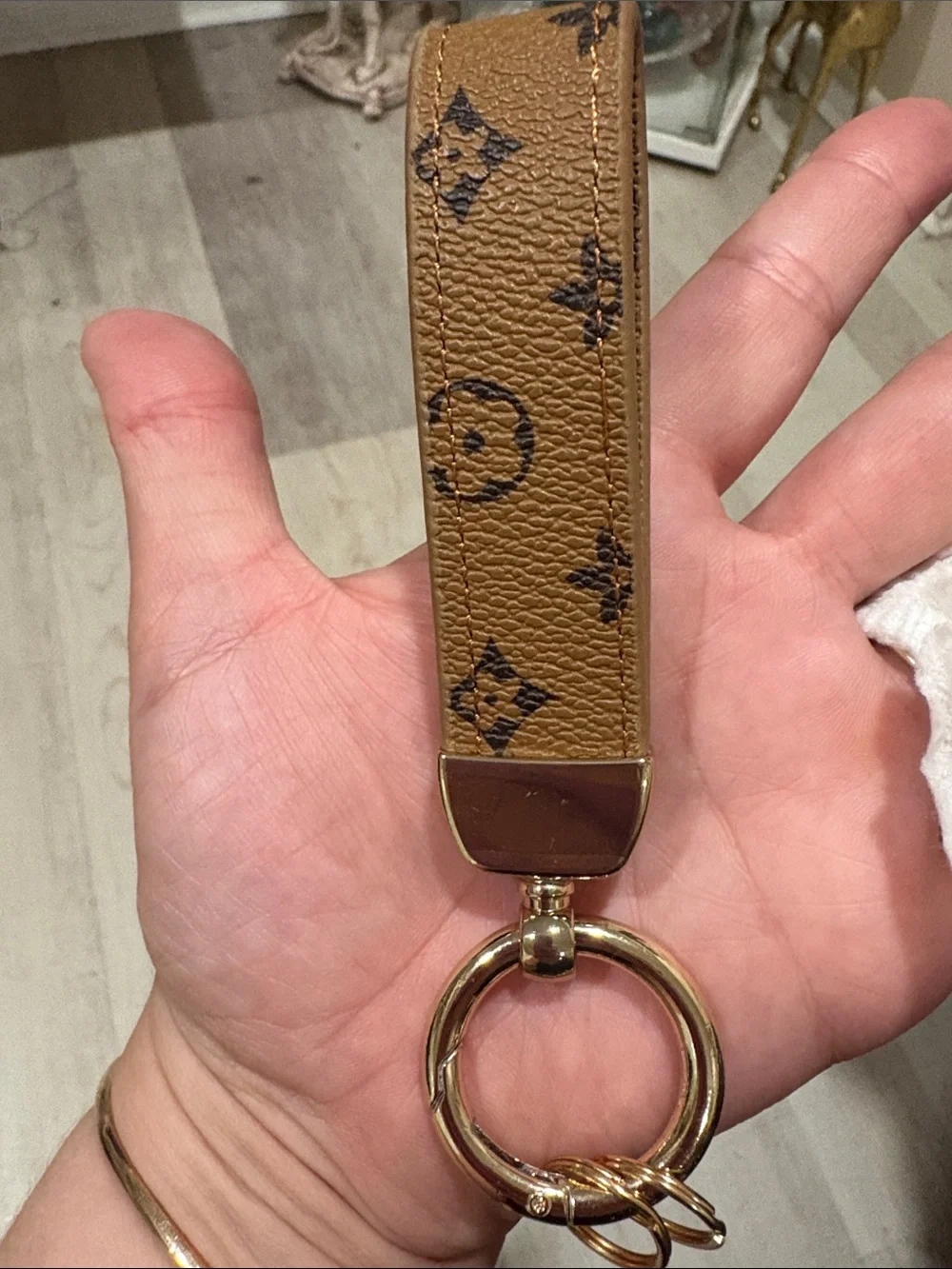Louis Vuitton Dragonne Keyholder new